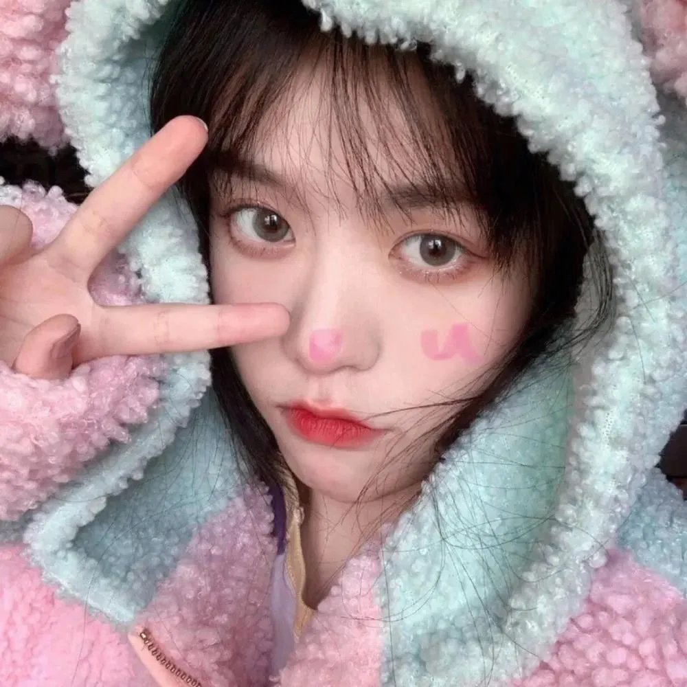 泳池里的女人